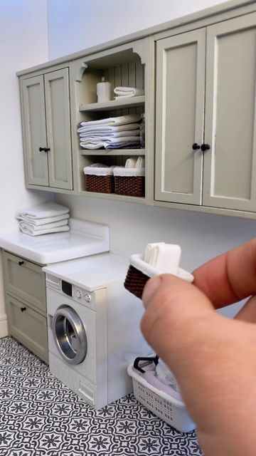 Dollhouse Laundry Room Diy, Miniature Laundry Room, Dollhouse Laundry Room, Mini Bad, Dollhouse Design, Modern Dollhouse Furniture, Dollhouse Miniature Tutorials, Mini Houses, Diy Doll Miniatures