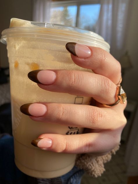 Neutral Brown French Tip Nails, Aesthetic Oval Acrylic Nails, Cute Simple Nails Oval, Brown French Tip Acrylic Nails Short, Oval French Tip Nails Fall, Brown Tipped Almond Nails, Brown French Tip Almond Acrylic Nails, Fall Almond Acrylic Nails Designs, Brown Tips Nails Short