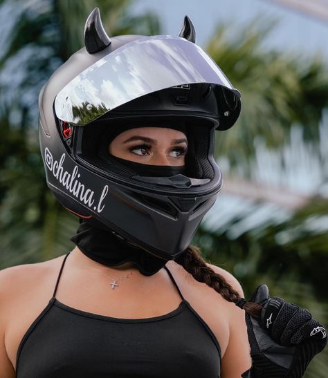 Outfit Gala, Badass Motorcycle Helmets, Moto Chic, Womens Motorcycle Helmets, Biker Helmets, Cool Motorcycle Helmets, Foto Inspo, Devil Horns, Motorcycle Aesthetic