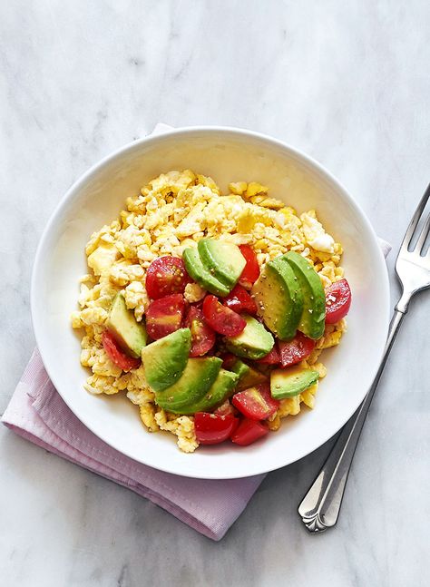 Avocado and Tomato Breakfast Scramble Scrambled Eggs Healthy, Healthy Breakfast Recipes Clean Eating, Breakfast Eggs Scrambled, Super Easy Breakfast, Avocado Recipes Healthy, Tomato Breakfast, Breakfast Scramble, Scrambled Eggs With Cheese, Clean Breakfast