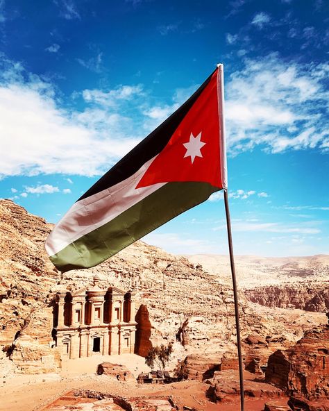 #petra #jordan #flag #viaggiare #travelbloggers #liberaperilmondo #iamtb #travel #instagram #instapic Jordan Flag Wallpaper, Jordanian Flag, Jordan Flag, Jordan Country, Petra Jordan, Wrestling Divas, Travel Instagram, Flag, Travel