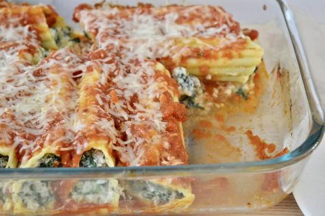 Turkey & Spinach Manicotti is a healthy version of this Italian stuffed shells recipe. Made with lean ground turkey, spinach, part skim ricotta, and jarred marinara, you're going to love this Turkey Spinach Manicotti recipe. #turkeymanicotti #spinachmanicotti Spinach Manicotti Recipe, Manicotti Crepes, Ground Turkey Spinach, Italian Stuffed Shells, Spinach Manicotti, Cheese Manicotti, Turkey Spinach, Vegetable Lasagne, Healthy Cheese