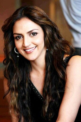 Esha Deol (from dhoom) Esha Deol, Allu Arjun Hairstyle, Indian Cinema, Long Hairstyles, Bollywood Actors, Beautiful Smile Women, Actress Photos, Beautiful Smile, Short Girls