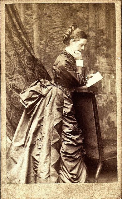 Girl Reading Book, Old Photography, 19th Century Fashion, Victorian Clothing, Victorian Women, Girl Reading, Vintage Portraits, Old Fashion, Historical Costume