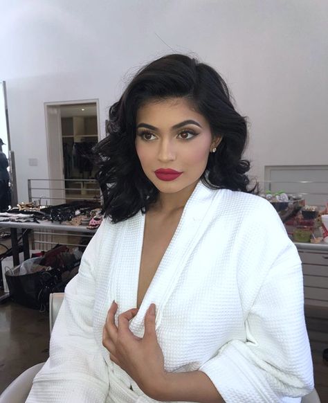 Kylie Jenner makeup red lipstick Kylie Jenner Makeup Look, Looks Kylie Jenner, Jenner Makeup, Kim K Style, Kylie Jenner Makeup, Jessie James, Kylie Jenner Style, Kardashian Kollection, Trendy Makeup