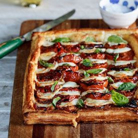 Caprese tart with roasted tomatoes Puff Pastry Dinner, Savory Pies Recipes, Fresh Fruit Recipes, God Mat, Läcker Mat, Think Food, Tart Recipes, Jamie Oliver, Roasted Tomatoes