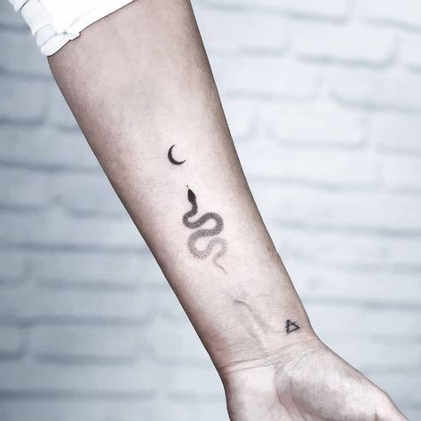 Tatuagem de cobra: 75 ideias de desenhos repletos de significado e estilo Small Snake Tattoo, Tato Henna, Snake Tattoo Design, Inspiration Tattoos, Lip Tattoos, Makeup Tattoos, Dainty Tattoos, Snake Tattoo, Little Tattoos