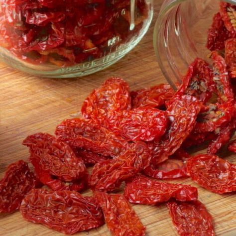 Dehydrating Tomatoes, Grape Tomato Recipes, Dehydrating Food Storage, Cold Pasta Dishes, Tomato Snacks, Food Dehydration, Dehydrated Vegetables, Cold Pasta, Dehydrated Food