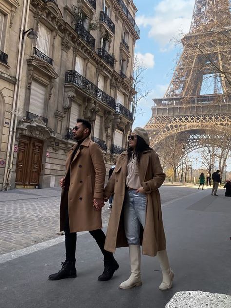 #USA Ensemble Couple, Paris Couple Pictures, Paris Picture Ideas, Animal Couples, Eurotrip Outfits, Couple Ootd, Hijab Couple, Picture Couple, Couple Travel Photos