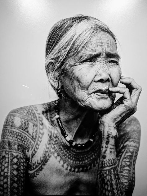 Grandma With Tattoos, Filipino Tattoos, Ancient Tattoo, Tattoo Background, Elements Tattoo, Old Tattoos, Maori Tattoo, Face Tattoo, Old Woman