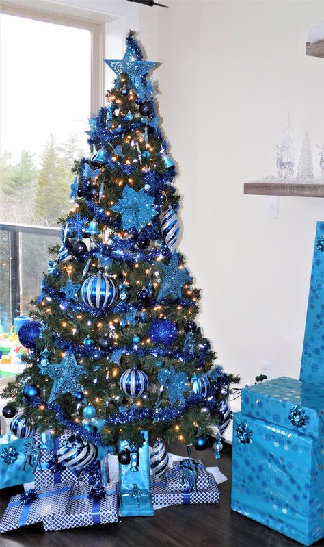 Electric Blue Christmas Tree, Blue Christmas Tree Lights, Christmas Blue Decorations, Blue Christmas Ideas, Blue Xmas Decorating Ideas, Blue Themed Christmas Tree, Christmas Tree Ideas Blue, Blue And Silver Christmas Tree Ideas, Royal Blue Christmas Tree