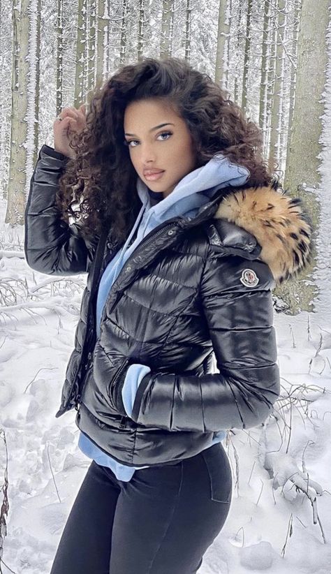 Black Moncler Jacket Outfit, Winter Poses, Winter Inspo Outfits, Puffer Coat Outfit, Winter Drip, Moncler Jacket Women, Cute Winter Coats, Cropped Cable Knit Sweater, Fur Hood Jacket