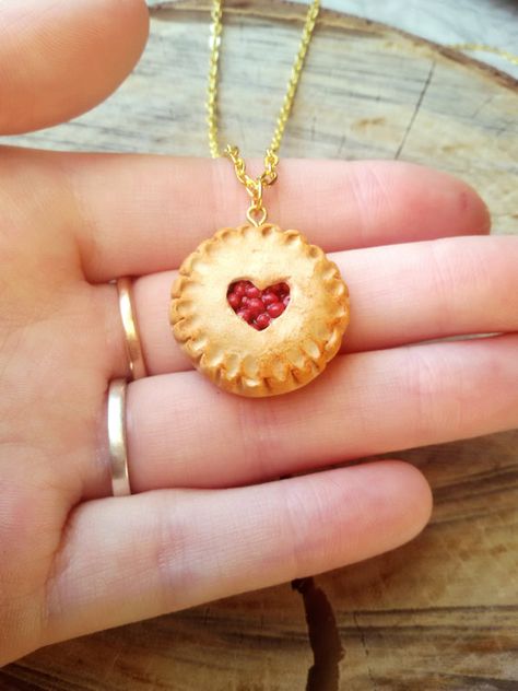 Cherry pie necklace clay charm cake by ClayCreationsForEver Cake Clay Art, Clay Food Charms, Clay Pendants Diy, Clay Pie, Heart Pie, Pie Board, Cake Necklace, Charm Cake, Crea Fimo