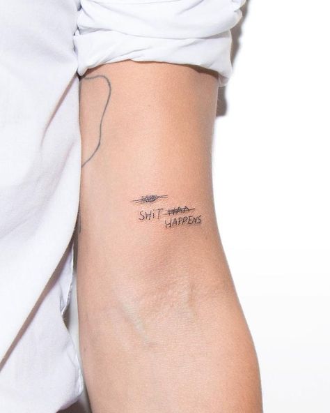 "Shit happens" Phrase Minimalist Tattoo Tato Dengan Makna, Tato Minimal, Tattoo Diy, Small Quote Tattoos, Female Tattoos, Tattoo Trend, Tattoo Minimalist, Shape Tattoo, Men Tattoos