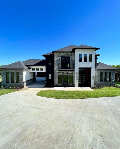 Dallas Texas Houses, Texas House Exterior, Houses In Houston Texas, Houses In Texas, Texas Houses, House In Texas, Dallas Homes, Laredo Texas, Dallas House