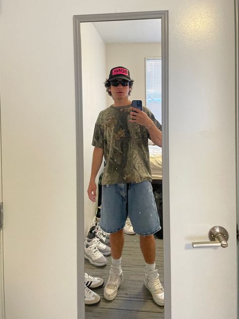 Camo Shorts Men Outfit, Guy Summer Outfits, Jort Fits, Camo Shirt Outfit, Bf Fits, Guys Summer Outfits, Boyfriend Fits, Mens Outfits Streetwear, Summer Outfits Men Streetwear