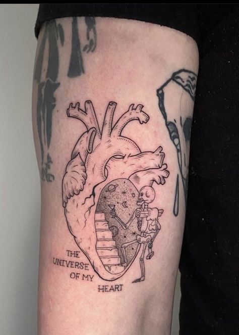 Anatomical heart surreal tattoo Human Heart Tattoo, Realistic Heart Tattoo, Anatomical Tattoos, Japan Flowers, Brain Tattoo, Bone Hand, American Traditional Tattoo Ideas, Anatomical Heart Tattoo, Traditional Tattoo Ideas