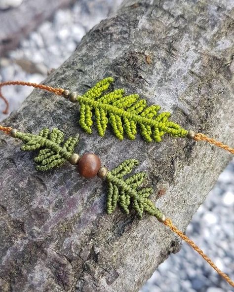 Fern Leaf, Micro Macramé, Beaded Crafts, Macrame Ideas, Macrame Bracelet, Macrame Projects, Macrame Design, Nature Crafts, Macrame Jewelry