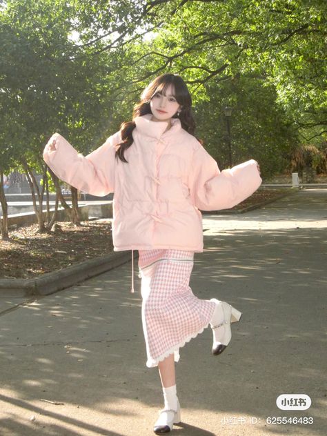 Cute Pink Winter Outfits, Xl Outfits For Women, Jacket Over Shoulders, Grunge Spring Outfits, Y2k Spring Outfits, Pink Grunge Outfit, Xl Outfits, Outfits Y2k Grunge, Shirt Spring Outfit