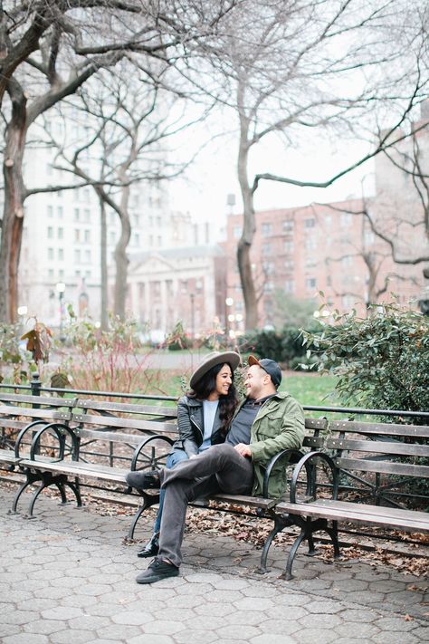 New York Picture Ideas, Modern Engagement Photos, Fall Engagement Shoot, Engagement Photos Nyc, Fall Engagement Shoots, Country Engagement Pictures, Nyc Photoshoot, New York Bride, City Shoot