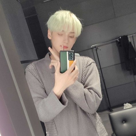 huening kai icons unedited mirror selca Hyuka Selca, Huening Kai Selfie, Tubatu Ot5, Ning Ning, Huening Kai, Blue Spring, Blue Springs, Dream Boy, Kpop Wallpaper