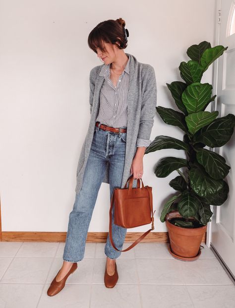 French Minimalist Fashion, Classic Fashion Style 2023, Casual French Fashion, Fall French Style Outfits, French Style Fashion Fall, French Mom Outfits, Coach Station Bag Outfit, Fall Casual Jean Outfits, Parisian Capsule Wardrobe 2023