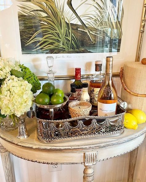 EllieProctorAntique&FineThings on Instagram: "Happy Friday Y’all💚🥂💚 Some great news…our most popular Gallery Bar Tray had a baby!!😂🤗 We heard from so many of you that wanted a smaller version for your space so here ya go!😍 The first pic shows how you can set this tray up just about anywhere🤍💚 Love @meganstokes bar set ups in pic 3 & 4, she has that sweet southern touch! Check out how we styled it for a bathroom too, so pretty with crystal and silver!🤍🤍The last pic shows the inside of t Cocktail Tray Display, Wicker Tray Decor, Bar Tray Styling, Elegant Farmhouse Decor, Rustic Glam Decor, School Apartment, Cocktail Tray, Drink Tray, Home Wet Bar