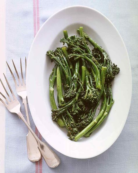 Sauteed Baby Broccoli Use less oil if you like crispy bits, can also sub garlic salt if desired. Baby Broccoli Recipe, Sauteed Broccoli Rabe, Broccoli Rabe Recipe, Chinese Side Dishes, Broccoli With Garlic, Baby Broccoli, Broccolini Recipe, Chinese Broccoli, Broccoli Sauteed