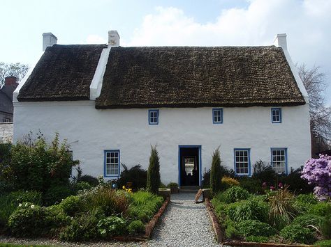 The Old Rectory - Ulster Folk Museum Analysis of the annual growth rings in the roof timbers has established that this house was built in 1717. This house is also an example of English rather than Irish building traditions, as the skills and techniques employed in its construction were brought into Ireland by English settlers. The wall oven beside the kitchen hearth is a rare feature in Ulster where the majority of settlers were Scottish in origin. In the south-east of Ireland where the main set Vernacular House, Kitchen Hearth, Scottish Cottages, Irish Garden, Lucky Leprechaun, Simple Cottage, Ireland Trip, Irish Cottage, Ireland Homes