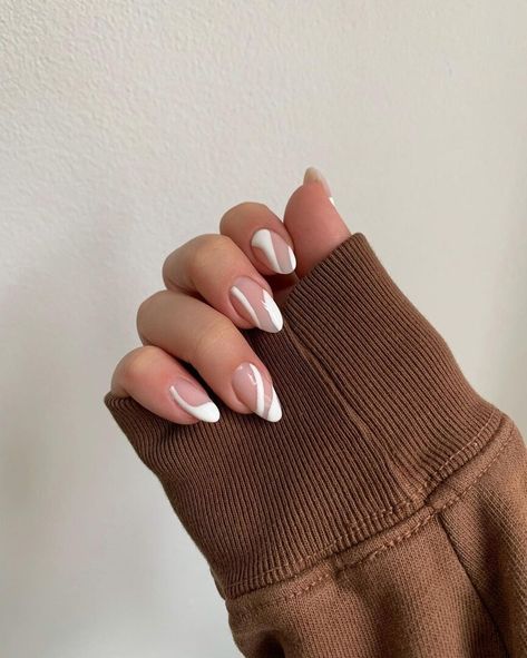 Spring manicures and nail art designs that are minimal, classy, neutral, subtle, and simple for 2021 #spring #manicure #mani #nails #nailart #designs #classy #minimal #neutral #simple Unghie Sfumate, Kutek Disney, Subtle Nails, Edgy Nails, Minimal Nails, Simple Acrylic Nails, Dream Nails, Fire Nails, Classy Nails