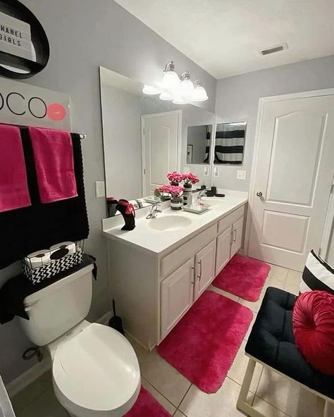 Niki Decoration Baddie Bathroom Ideas Aesthetic, First Apartment Decorating Bathroom, 2000s Bathroom Aesthetic, Dream House Decor Bathroom, Pink And White Apartment, Girly Bathroom Aesthetic, Pink And Black Bathroom Ideas, Boujee Bathroom, Black And Pink Bathroom