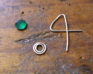 etsy metal: How to make a simple wire claw / prong setting.free jewelry tutorial, metal work Paper Kitty, Jewelry Metalsmithing, Gem Setting, Jewellery Maker, Soldering Jewelry, Making Stuff, Claw Prong, Fun Jewelry, Claw Setting