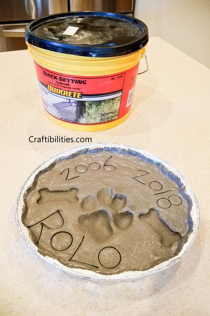 Pet Keepsake - MEMORY Stepping Stone - HOW TO WRITE IN CEMENT - Paw print - DIY Garden memorial Memorial Stones Diy, Pet Memorial Ideas Dogs, Paw Print Crafts, Garden Memorial, Paw Print Art, Pet Memorial Garden, Diy Cement, Pet Grave Markers, Pet Memorial Stones