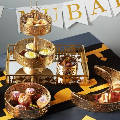 Our decorative tins and trays are great for serving all your favourite foods for Iftar & Eid! Iftar Decor Ideas, Iftar Tray Ideas, Iftar Party Decor Ideas, Ramadan Coffee Table Decoration, Ramadan Iftar Boxes, Dessert Tier, Hampers Idea, Eid Balloons, Muslim Eid