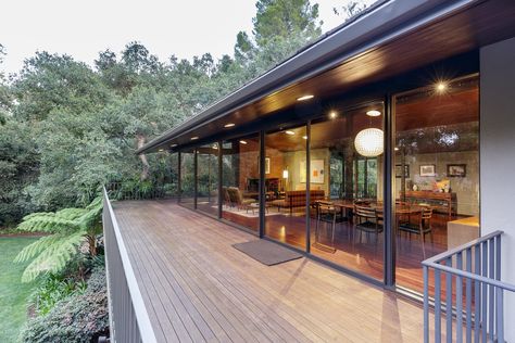 Floor-to-ceiling windows allow light and garden views to saturate this post-and-beam midcentury in Pasadena, California. Japanese Mid Century Modern, Shingles Roof, Green Siding, Modern Homes For Sale, Room Photo, House Building, Wood Siding, Floor To Ceiling Windows, Modern Landscaping