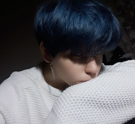 Mens Blue Hair, Midnight Blue Hair, Blue Hair Aesthetic, The Best Hair Products, Navy Blue Hair, Best Hair Products, Blue Black Hair, Blue Ombre Hair, Dark Blue Hair