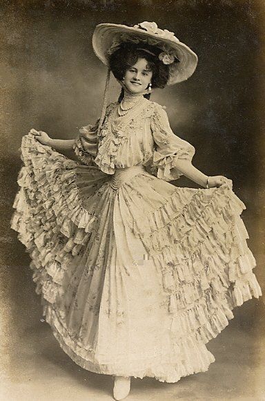 vintage everyday: 20 Stunning Vintage Photos Show What Victorian Female Fashion Looked Like Victorian Style Clothing, Victorian Era Fashion, 1900s Fashion, 1800s Fashion, Victorian Photos, Victorian Clothing, Retro Mode, Victorian Women, Antique Clothing