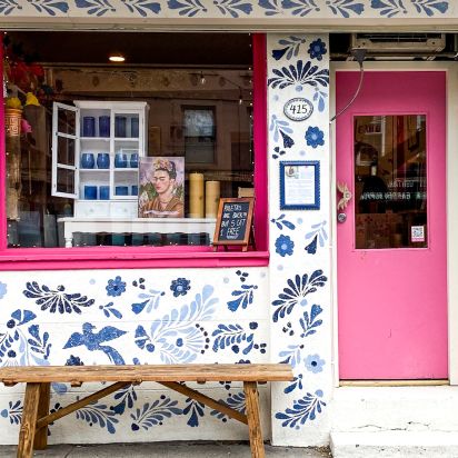 Mexican Boutique Shops, Mexican Flower Shop, Mexican Bakery Design, Mexican Store Aesthetic, Mexican Library, Latin Restaurant Design, Mexican Bakery Shop, Mexican Coffee Shop, Mexican Store