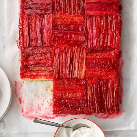 Strawberry Rhubarb Upside Down Cake, Recipes Rhubarb, Rhubarb Desserts Recipes, Rhubarb Upside Down Cake, Cake Mix Desserts, Rhubarb Desserts, Quick Cake, Rhubarb Cake, Colorful Desserts