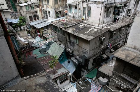 Shock Pictures, Diy Design Ideas, Kowloon Walled City, Decluttering Hacks, Shanty Town, Brutalism Architecture, Cyberpunk City, Walled City, Rooftops