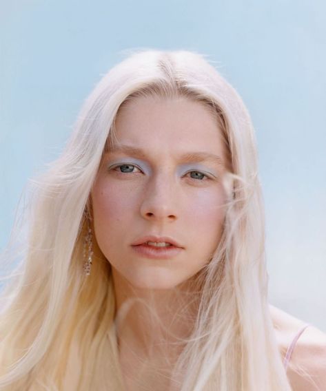 Hunter Schafer Hunter Schafer, Blue Eyeshadow, Editorial Makeup, Instagram Foto, Maquillaje De Ojos, Makeup Inspiration, Blue Eyes, Photography Inspiration, Pretty People