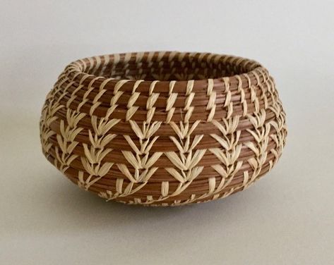 Pine Straw Baskets, Pine Needle Crafts, Basket Weaving Diy, Basket Weaving Patterns, Native American Baskets, Pine Needle Baskets, Coiled Baskets, Diy Weaving, Garden Nursery