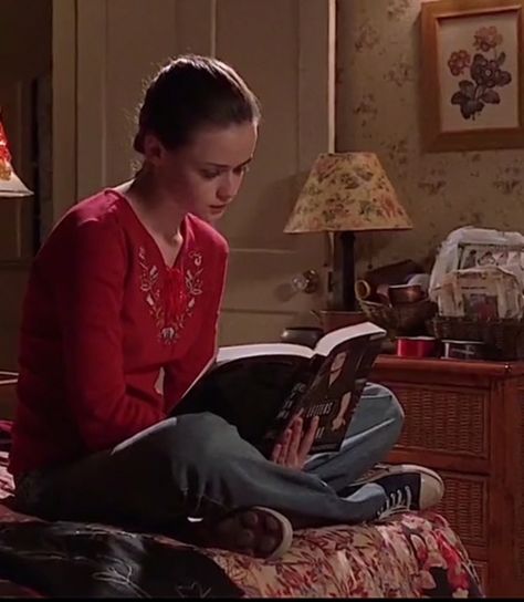 Rory With Books, Rory Gilmore Red, Gilmore Girls Coquette, Rory Reading, Rory Gilmore Studying, Rory Gilmore Reading, Gilmore Rory, Estilo Rory Gilmore, Paris Geller