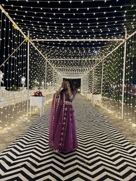 Poses In Lehenga At Night, Lehenga Poses Instagram, Ig Dp, Indian Outfits Modern, Fairytale Photoshoot, Diwali Outfits, Friend Pictures Poses, Draping Fashion, Snap Streak