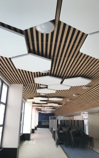 Fabrication Ceiling Design, Hexagon Office Design, Office Lobby Ceiling Design, Hexagon Ceiling Design, Cielorrasos Ideas, Office Ceiling Ideas, Fabric Ceiling Ideas, Suspended Ceiling Design, Baffle Ceiling