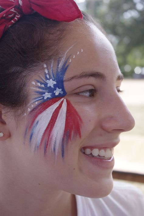 Patriotic Fourth of July American Flag Fireworks Face Painting Football Face Paint, Carnaval Make-up, Holiday Eyeshadow, 4th Of July Makeup, Cheek Art, Face Painting Easy, Kids Face Paint, Flag Face, Stunning Makeup