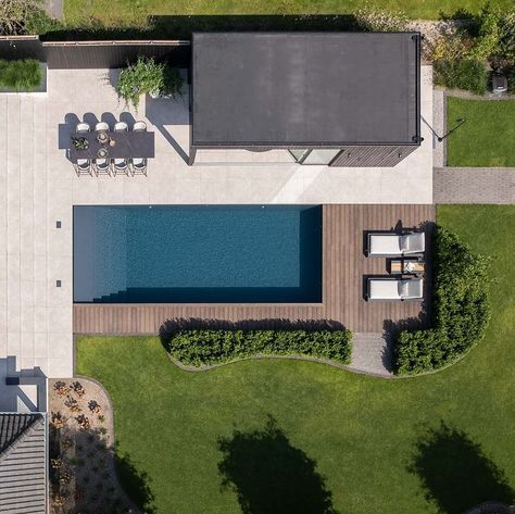 𝗣𝗢𝗢𝗟𝗛𝗢𝗨𝗦𝗘 𝗠𝗘𝗧 𝗭𝗪𝗘𝗠𝗕𝗔𝗗 | In deze tuin bevindt zich een prachtig poolhouse met aangrenzend een schitterend zwembad. Dit luxueuze… | Instagram Lantern House, Waiheke Island, Porto Vecchio, The Lantern, Elegant Interiors, Outdoor Bbq, Indoor Outdoor Living, Local Design, Pool House