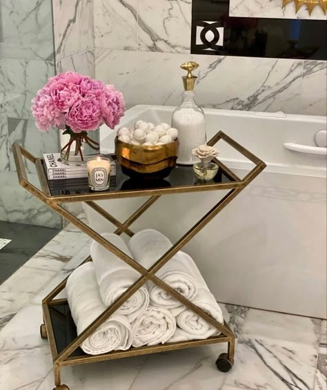 Dallas Furniture Stores, Ibb Design, Bathroom Cart, Rangement Makeup, Bar Cart Styling, Counter Decor, Bathroom Decor Apartment, Relaxing Bath, Bar Carts