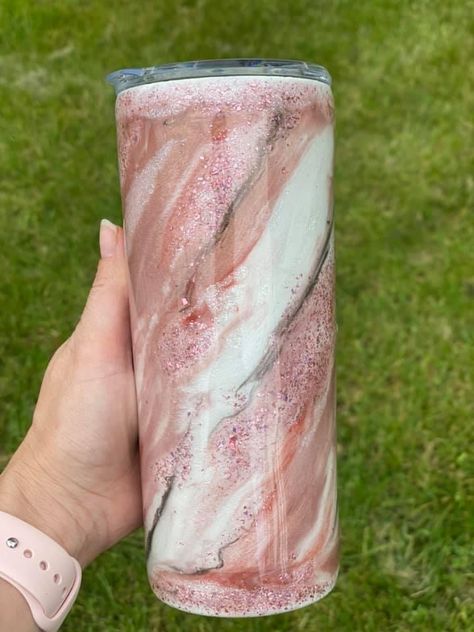 Marble Epoxy Tumbler, Rose Gold Epoxy Tumbler, White And Gold Tumbler, Marble Tumbler Ideas, Crystalac Tumbler, Epoxy Resin Tumbler, Vaso Yeti, Tumbler Resin, Gold Birthday Party Decorations