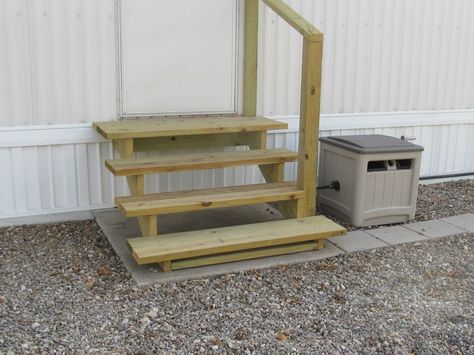 2nd door steps..looks good and easy. Trailer Steps Mobile Homes, Mobile Home Outdoor Ideas, Mobile Home Front Door, Mobile Home Steps, Mobile Home Doors, Modern Mobile Homes, Trailer House, Rv Remodeling, Diy Awning